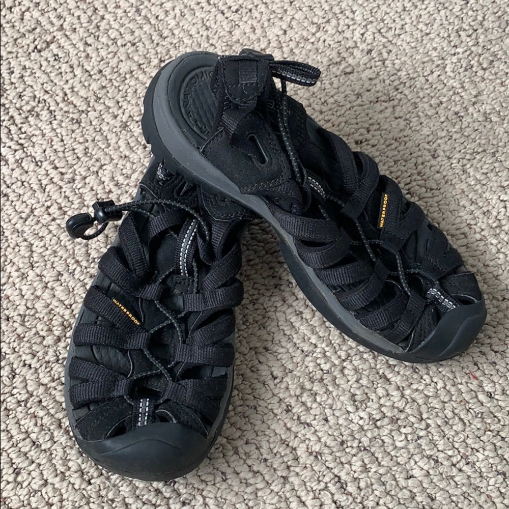 keen whisper sandal in black